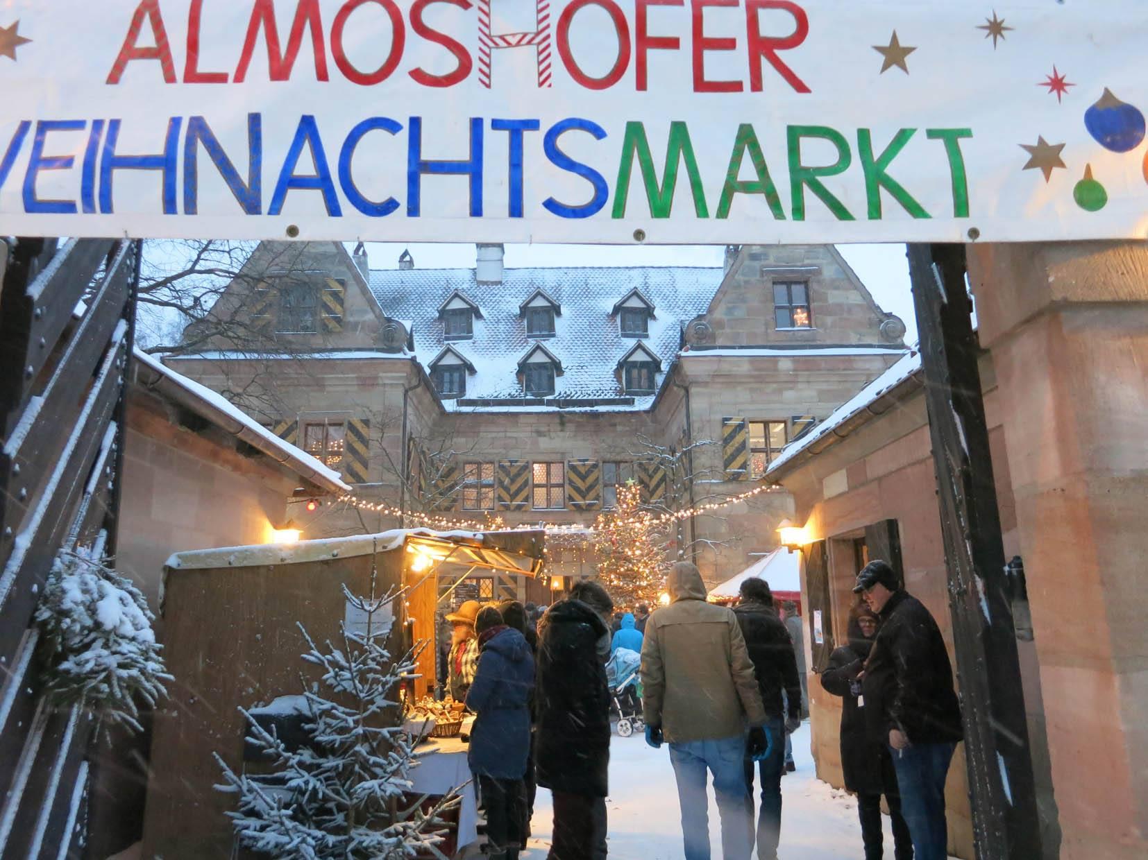 Blick auf den Eingang des Almoshofer Weihnachtsmarktes