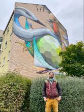 Jeroo vor seinem Mural in der Schopenhauer Straße 32